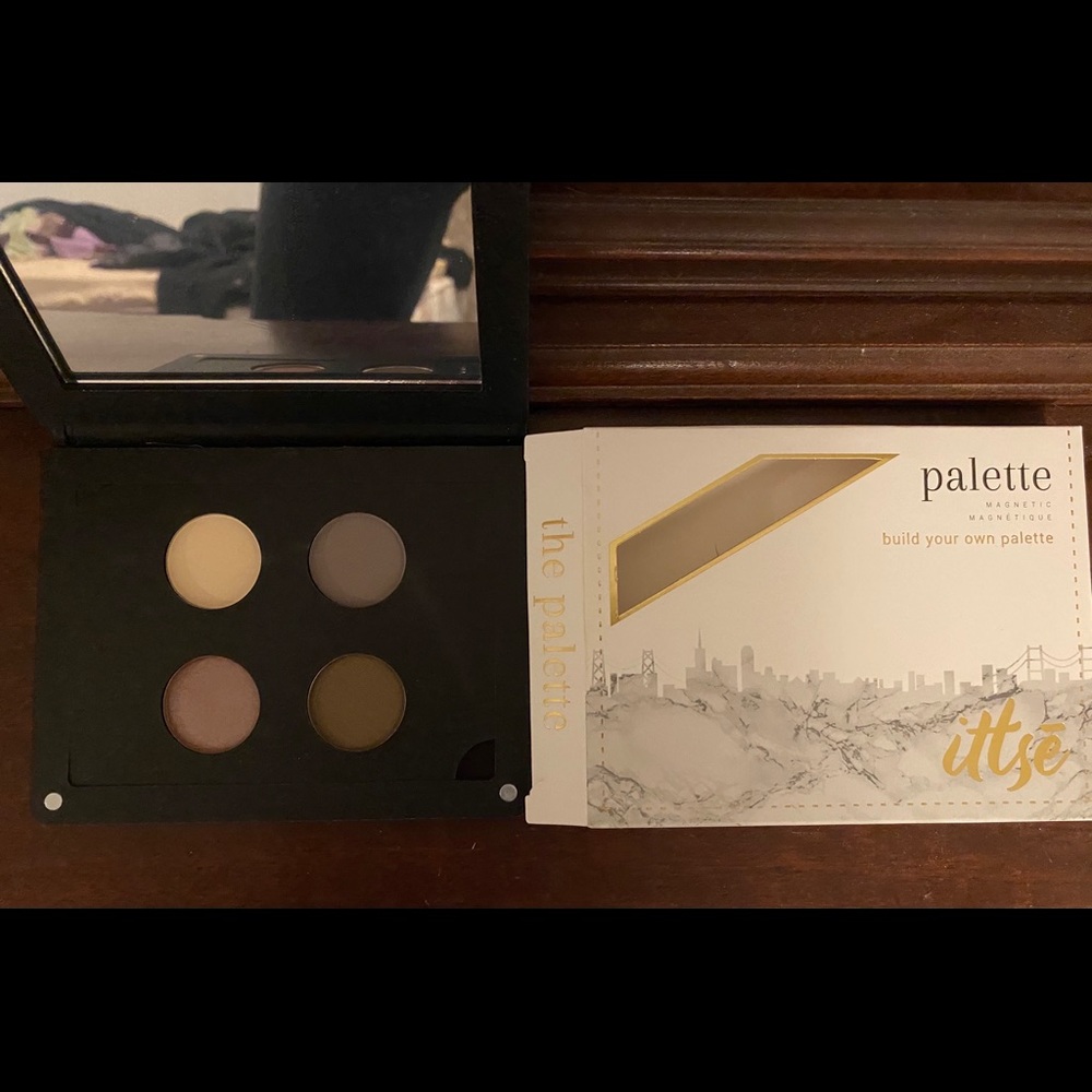 Itself eyeshadow palette